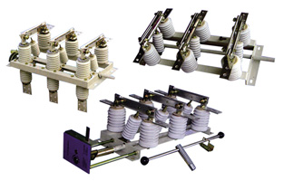高壓隔離開關(guān)是發(fā)電廠和變電站電氣系統(tǒng)中重要的開關(guān)電器，需與高壓斷路器配套使用。隔離開關(guān)適用于三相交流50Hz，額定電壓12KV的戶內(nèi)裝置。供高壓設(shè)備的有電壓而列負(fù)荷載的情況下接通，切斷或轉(zhuǎn)換線路之用。其主要功能是：保證高壓電器及裝置在檢修工作時的安全，起隔離電壓的作用，不能用與切斷、投入負(fù)荷電流和開斷短路電流，僅可用于不產(chǎn)生強大電弧的某些切換操作，即是說它不具有滅弧功能；按安裝地點不同分為：屋內(nèi)式和屋外式；按絕緣支柱數(shù)目分為：單柱式，雙柱式和三柱式，各電壓等級都有可選設(shè)備。